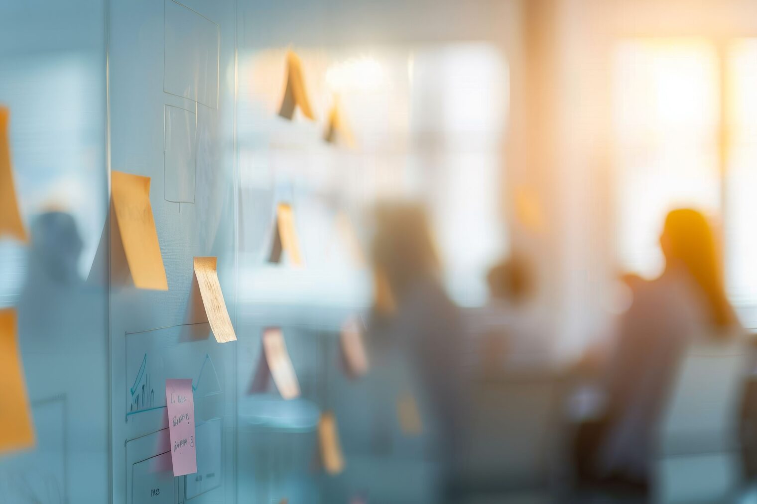 Post-its an Flipchart An einem Flipchart kleben Post-its mit Notizen