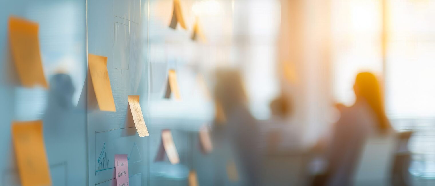 An einem Flipchart kleben Post-its mit Notizen