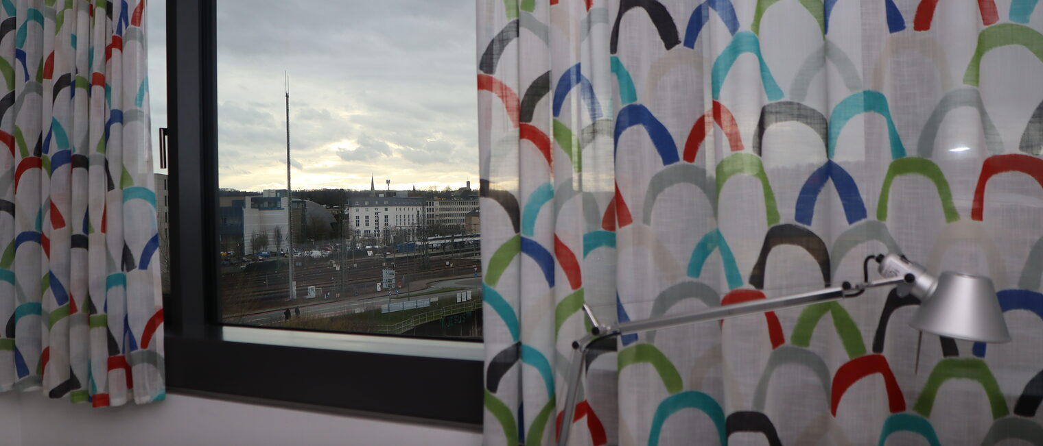 Gästehauszimmer der HWK Bielefeld mit einem Ausblick auf die Sparrenburg