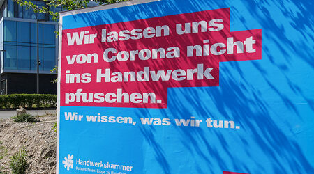 Ein Plakat von der Handwerkskammer Bielefeld zum Thema Corona am Campus. 