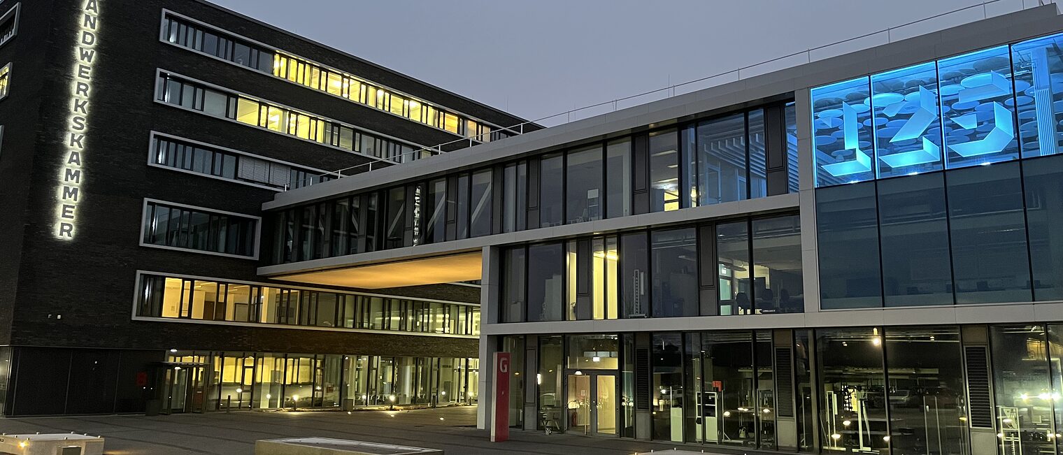 Zu sehen ist das Handwerkskammer-Gebäude mit einer blau leuchtenden Zahl 125 für 125 Jahre Handwerkskammer. 