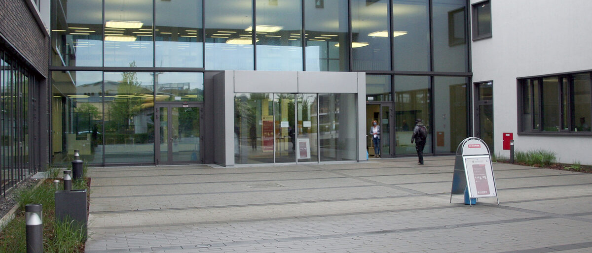 Der Haupteingang der Handwerkskammer Bielefeld, mit Hinweisen auf die Abstands und Masken Regelung. Der Haupteingang der Handwerkskammer Bielefeld, mit Hinweisen auf die Abstands und Masken Regelung.