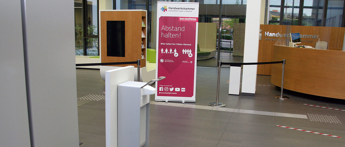 Im Haupteingang steht ein Desinfektionsspender zur Verfügung, im Campus Handwerk Bielefeld. 