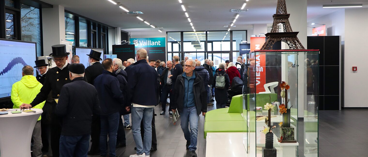 Foyer mit Besucher*innen