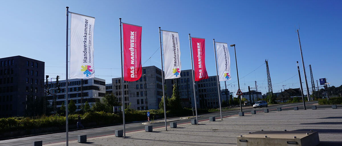 Die Flaggen der Handwerkskammer in Bielefeld. 