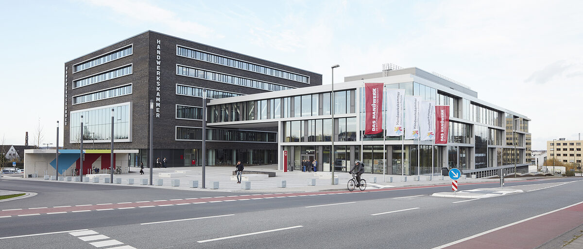 Das Gebäude der Handwerkskammer Ostwestfalen-Lippe zu Bielefeld. Das Gebäude der Handwerkskammer Ostwestfalen-Lippe zu Bielefeld.